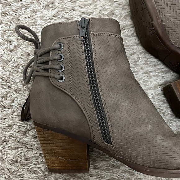 Roxy Devon Taupe Brown Textured Stacked Heel Ankle Booties - Size 9 - Picture 8 of 16